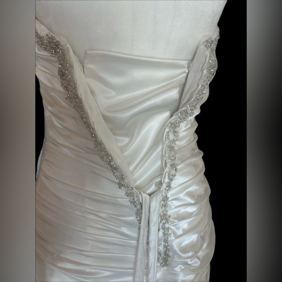 Morilee by Madeline Gardner Mermaid Style Strapless Wedding Gown Size 4. - Picture 3 of 8